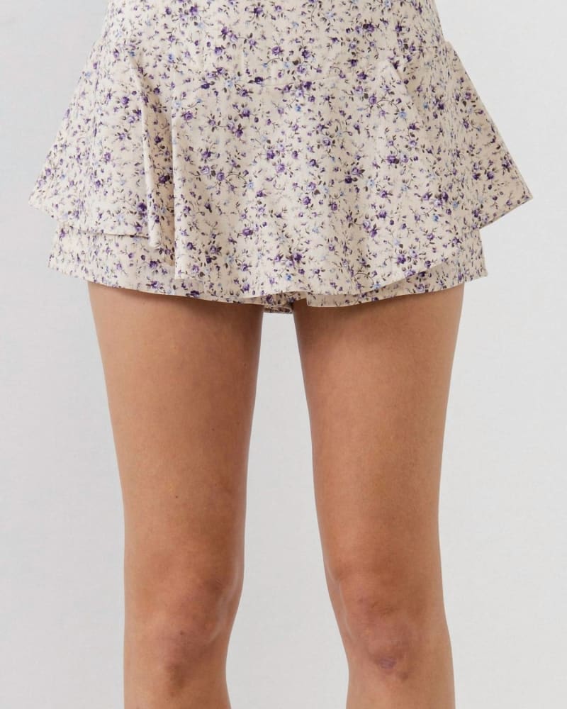 Front of a model wearing a size Large Cantlee Floral Skort In Ivory Multi in Ivory Multi by 2.7 AUGUST APPAREL. | dia_product_style_image_id:347524